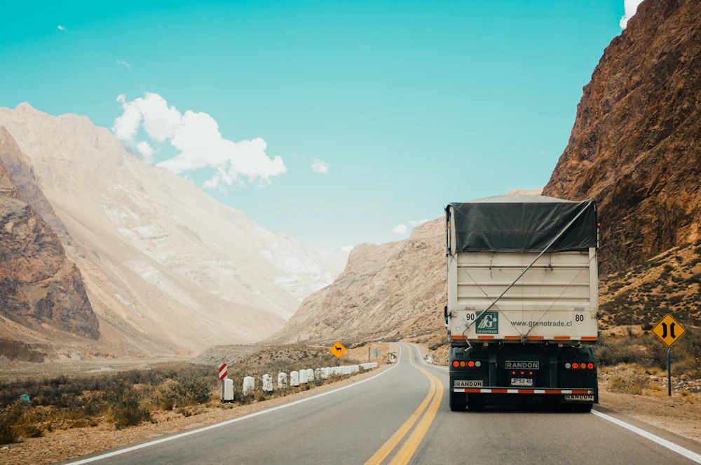 Camión de carga en una carretera, como referencia de una operación de transporte